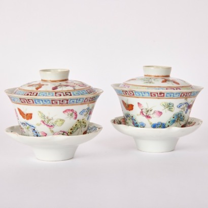 A Pair of Chinese19th Century Qing Dynasty Guangxu Period Famille Rose &lsquo;Hundred Butterflies&rsquo; Covered Tea Cups and Saucers (Qing Dynasty Guangxu Year Mark)