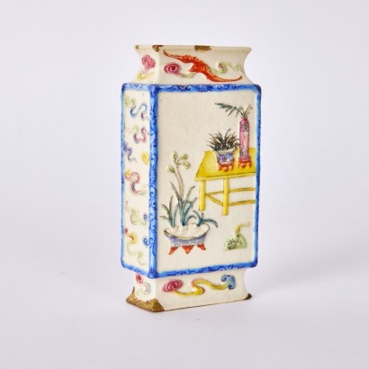 A Chinese 18th Century Qianlong Period Famille Rose &lsquo;Antiquities&rsquo; Small Flattened Square Vase (Qing Dynasty Qianlong Year Mark)