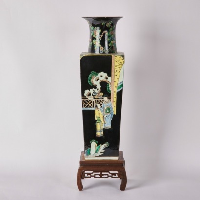 A Chinese Qing Dynasty Black-ground Sancai Square Vase (Qing Dynasty Kangxi Year Mark) (With Original Wooden Stand)