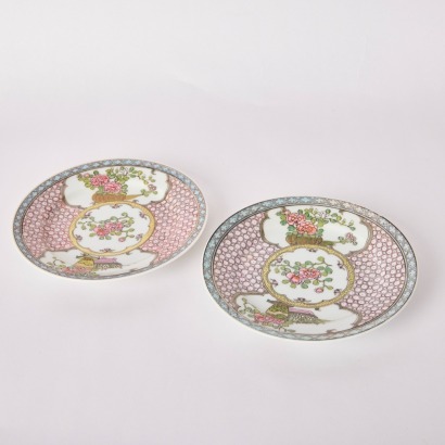 A Pair of Chinese 18th Century Qing Dynasty Yongzheng Period Famille Rose &lsquo;Floral&rsquo; Dishes