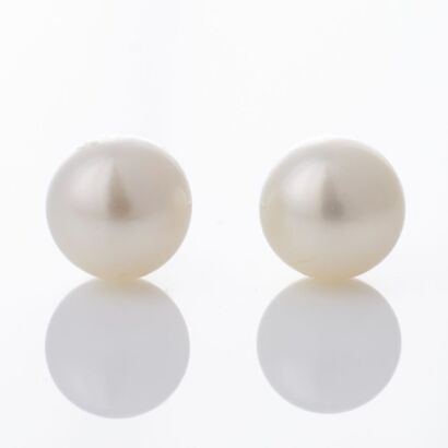 7.40mm White Cultured Pearl Stud Earrings