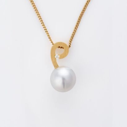 18ct Yellow Gold, 9.7mm South Sea Pearl / Diamond Pendant on 45cm, Gold-plated Chain