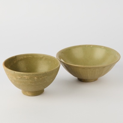 A Set of Two Chinese Yuan&sbquo;&Auml;&igrave;Ming Dynasty Longquan Celadon Bowls