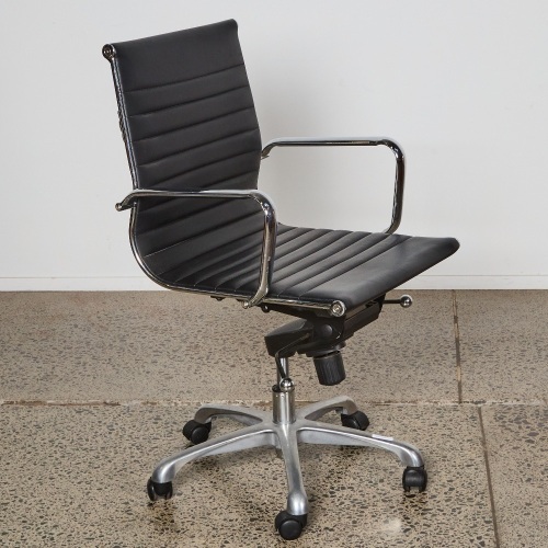 A Office Chair in the Style of Eames