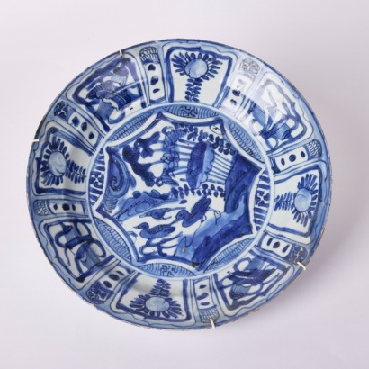 A Chinese 15th Century Ming Dynasty Wanli Period Export Blue and White Dish