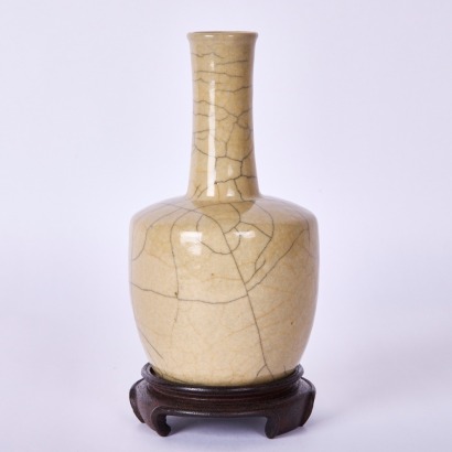 A Chinese 10th to 12th Century Song Dynasty 'Ge' Mallet Vase