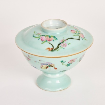 A Chinese 18th Century Qing Dynasty Qianlong Period Famille Rose 'Floral' Covered Bowl