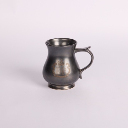 A Collectable Commemorative Queen Elizabeth Mug Made By Prinknash Pottery
