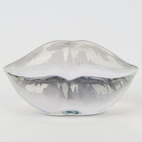A Hot Lips Table Feature