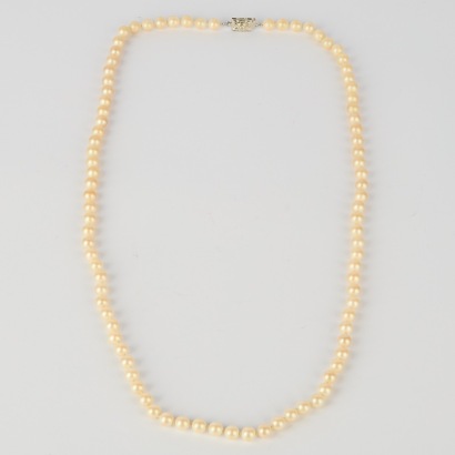 A Vintage Du Barry Faux Pearl Necklace with German Silver Clasp in Box