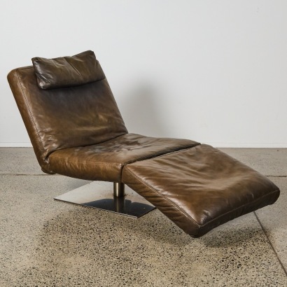 A Natuzzi Zeta Brown Leather Lounge Chair
