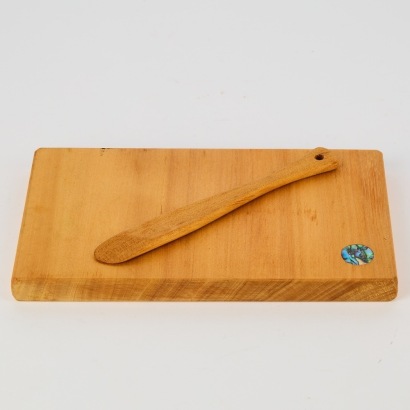 A Kauri Cheeseboard with Knife
