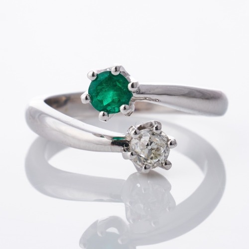 18ct White Gold, 0.28ct Emerald / 0.32ct Diamond Cross-over Dress Ring