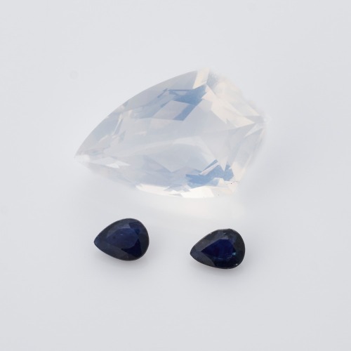 Loose, 5.68ct Rose Quartz / 0.45ct Pair of Sapphires