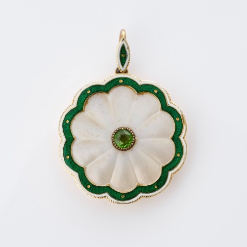 15ct Yellow Gold, Mother-of-Pearl / Enamel Flower Pendant