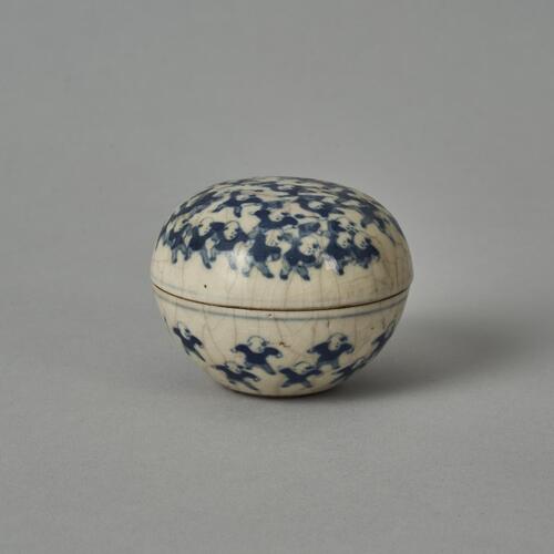 A Chinese Qing Dynasty Lidded Bowl