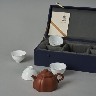 A Chinese Red Clay Teapot (marks on lid and base) and Four White Glazed Tea Cups