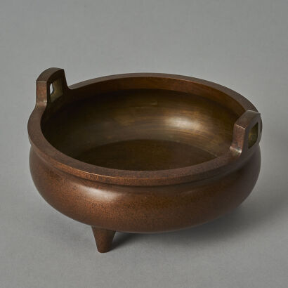 A Chinese Bronze Incense Burner with two handles (Da Ming Xuan De Nian Zhi Mark)