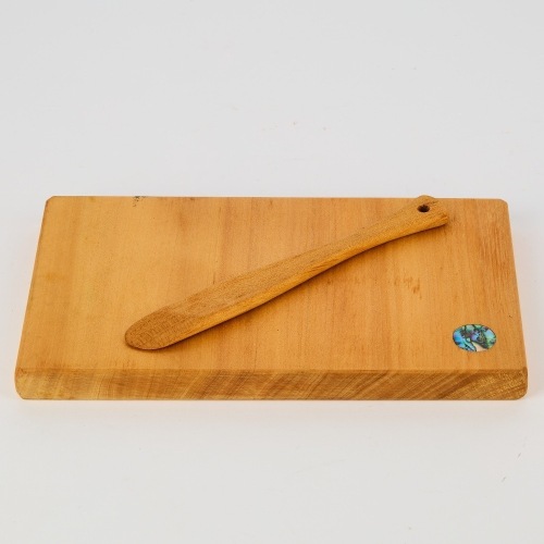 A Kauri Cheeseboard with Knife
