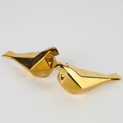 A Pair of Geometric Bird Salt & Pepper Shakers in Gold Finish