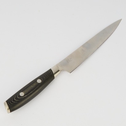A Yaxell Mon Slicing Knife