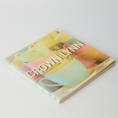 Crown Lynn: A New Zealand Icon by Valerie Ringer Monk