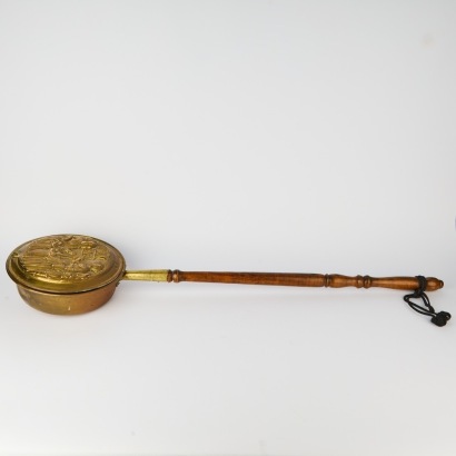 An Anqitue Copper Bed Warmer with Wooden Handle