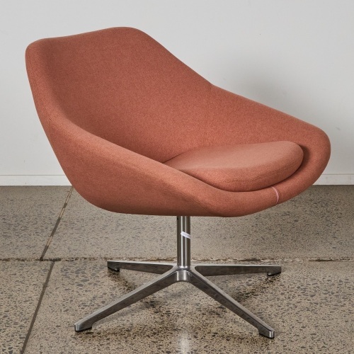A Zenith Open Lounge Chair With 4 Star Base