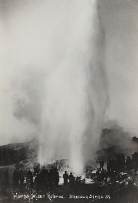 PHOTOGRAPHIC POSTCARD Wairoa Guyser, Rotorua