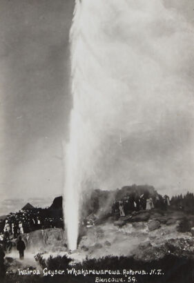 PHOTOGRAPHIC POSTCARD Wairoa Geyser, Whakarewarewa