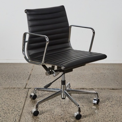 An Eames-Style Desk Chair