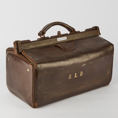 A Vintage Leather Gladstone 16-inch Doctors Bag