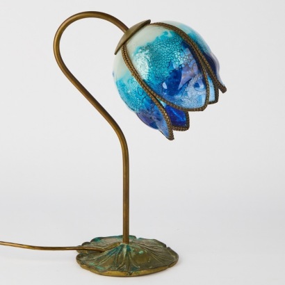 An Elegant Vintage Tulip Lamp with