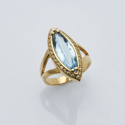 18ct Marquise Blue Glass Ring