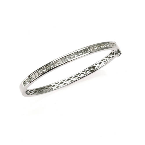 A diamond bangle, the front section of the hinged bangle is channel set with twenty-eight princess cut diamonds of estimated total weight 2.61 carats. 18ct white gold. Weight 18.9 grams. Inside diameter 58cm. Gemologist's report available.