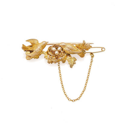 A Victorian seed pearl brooch, three seed pearls set in a bird with nest motif . 15ct gilded. Weight 7.8 grams. Length 4cm.