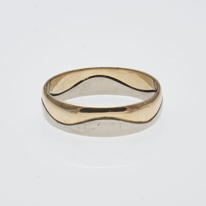 18ct Wave Pattern Band