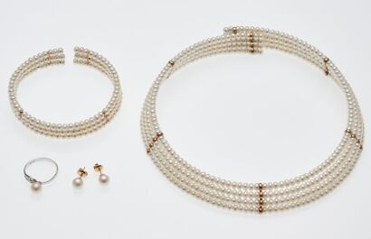 Collection of Pearl Jewellery Items