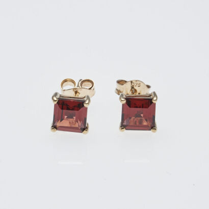 9ct Garnet Stud Earrings