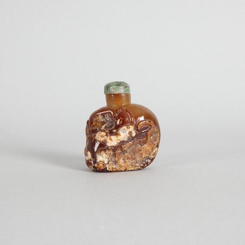 A Chinese Agate Carved Snuff Bottle