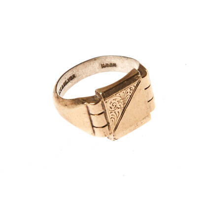 A Gold and Silver Signet Ring, rectangular plaque with acanthus decoration. 9ct gold and silver. Weight 8.5 grams. Ring Size Q 1/2.