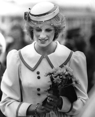 Lady Diana, Bouquet in Hand