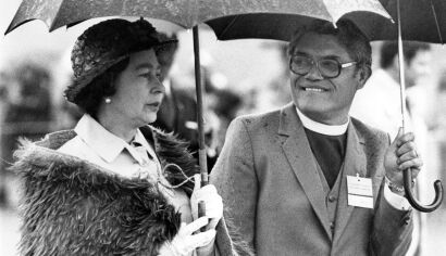 Queen with Māori Archdeacon Waihi