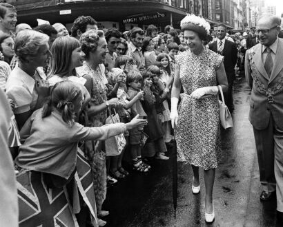 The Queen and Mayor Dove-Myer Robinson Greet the Crowd in Auckland