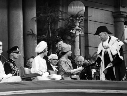 The Queen and Mayor Sidey at the Dunedin Town Hall