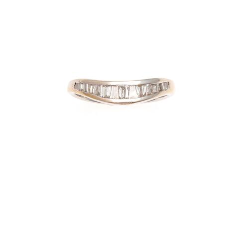 18ct Curved Diamond Ring