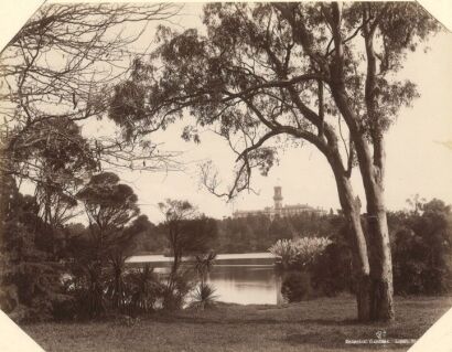 JOHN WILLIAM LINDT Melbourne: Partie aus dem botanischen Garten und Gouverneurspalast im HIntergrunde (Botanical Gardens, Melbourne)