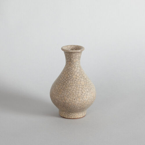 A Chinese Crackle-glazed Bottle Vase, Yuhuchunping