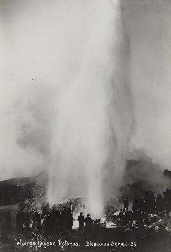 PHOTOGRAPHIC POSTCARD Wairoa Geyser, Rotorua