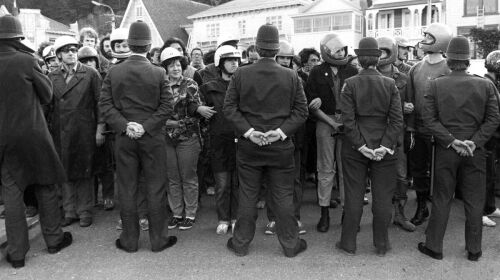 Protesters block the motorway turn off on Tinakori Road in Wellington